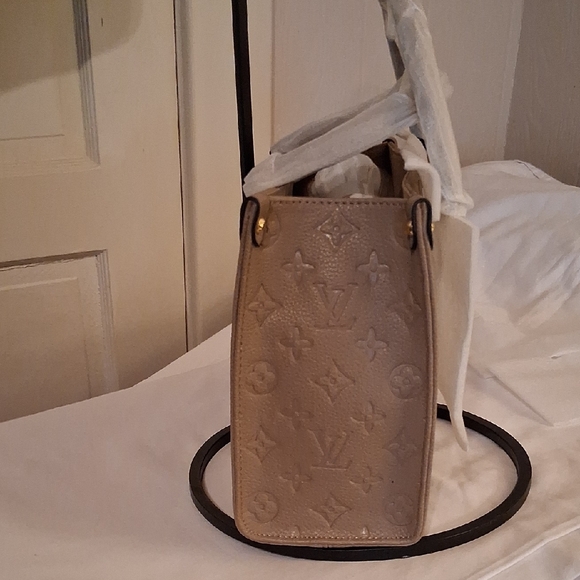 Source Unknown Elegant Tan Handbag With Gold Tone Hardware And Crossbody Strap - Picture 4 of 15